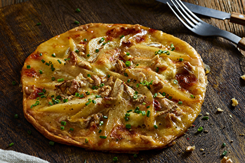 Tarte fine au Chaource noix et poire au miel