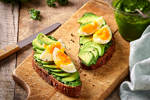 Tartines au pesto de chou kale