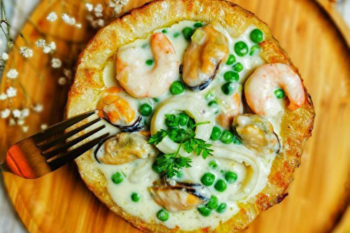 Blanquette de fruits de mer et petits pois au pastis dans un céleribol