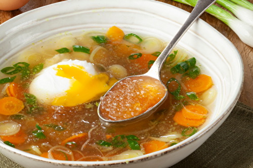 Bouillon de poule aux herbes, œuf poché et Perles Japon au jus de persil