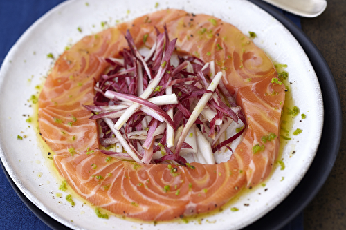 Carpaccio de saumon écossais Label Rouge au combava,salade d’endives rouges