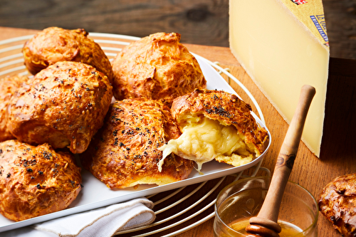 Chouquettes salées au Gruyère AOP Classique et miel d’acacia, graines de pavot