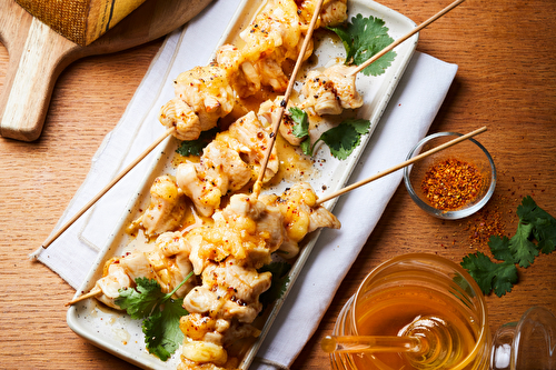 Mini-brochettes de poulet mariné au miel de châtaignier et au Gruyère AOP Réserve