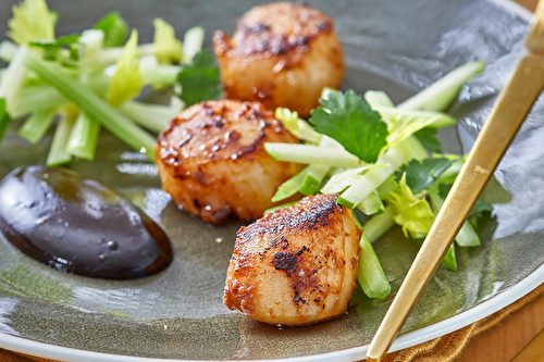 Noix de Saint-Jacques au miso brûlé, jus végétal, salade de céleri branche et pommes vertes