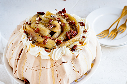 Pavlova aux bananes flambées et miel de bourdaine