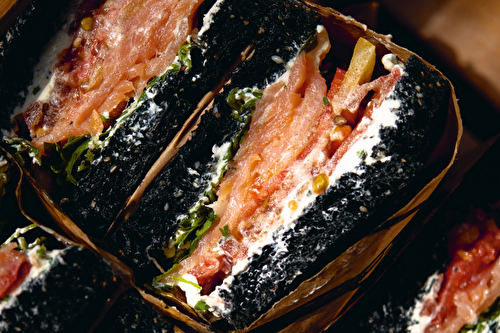 Sandwich charbon-sésame au saumon