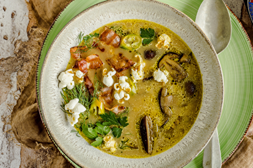 Soupe aux champignons au bacon croustillant et pop-corn