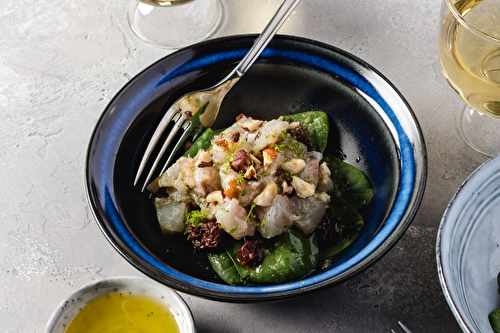 Tartare de bar au citron vert, salade de pousses d’épinards au gingembre à l’huile d’olive de Nice AOP