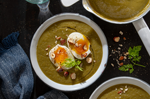 Velouté aux verts de poireaux, œuf mollet et noisettes