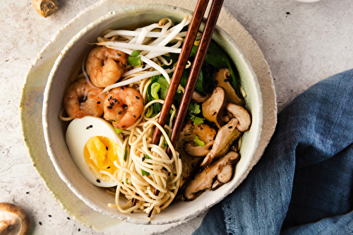 Bowl ramen aux crevettes et petits légumes