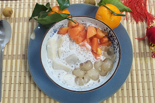 Dessert de tapioca au taro, à la papaye et aux longanes