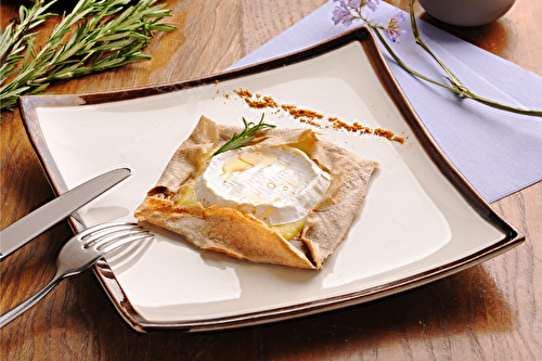 Galette de sarrasin au chèvre frais et au miel de luzerne et romarin