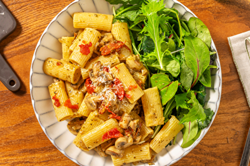 Rigatoni au pesto verde et champignons, au fromage italien et tomates séchées