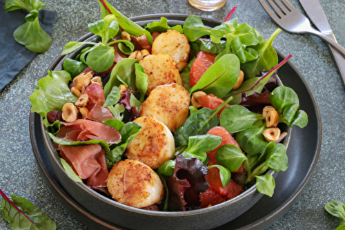 Salade de mâche et jeunes pousses au pomelo, Saint-Jacques et jambon Serrano