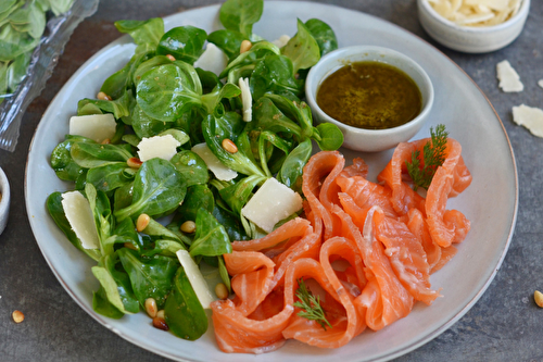 Saumon gravlax et salade de mâche aux pignons et Parmesan