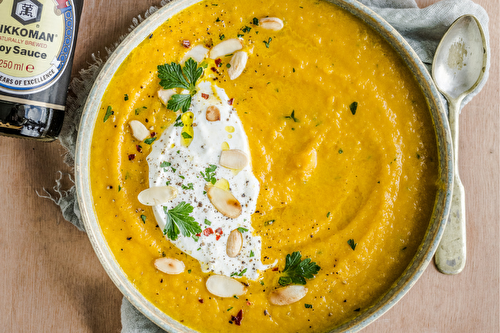 Soupe de carottes à la coriandre, burrata et amandes