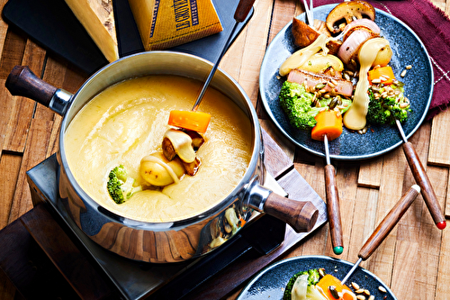 Fondue moitié-moitié et brochettes de légumes aux graines