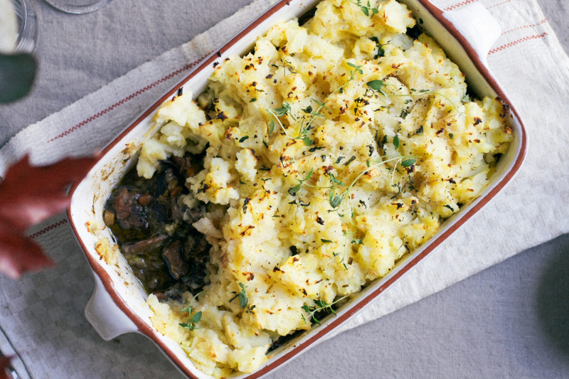 Gratin de boeuf irlandais, thym, oignons et purée de céleri