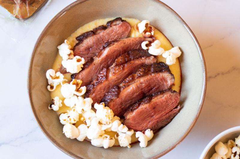 Magret de canard, polenta et pop-corn