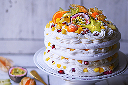 Pavlova aux fruits exotiques et chantilly yuzu