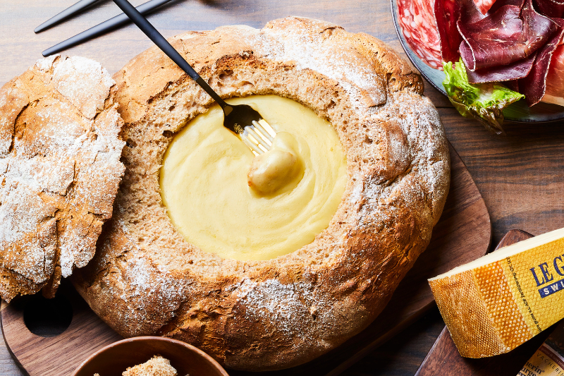 Plateau fondue moitié-moitié en miche de pain