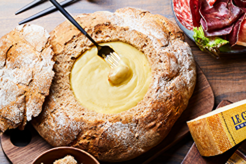 Plateau fondue moitié-moitié en miche de pain