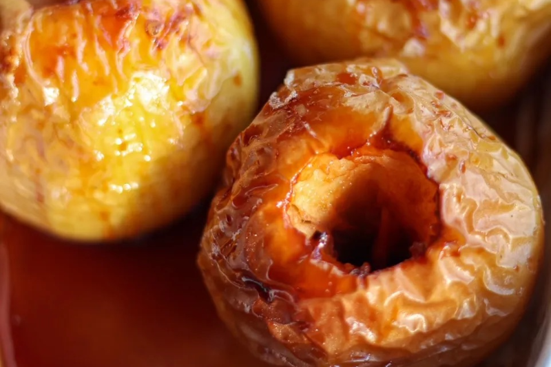 Pommes au four, au miel et à la cannelle