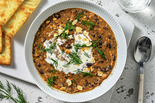 Rajma Makhani, mijoté de haricots noirs avec pain naan et aneth