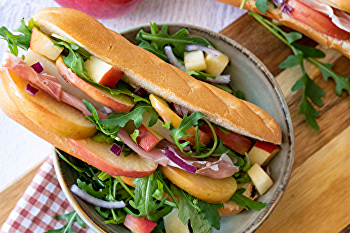 Sandwich aux pommes poêlées, fromage frais de brebis et jambon fin