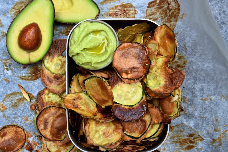 Chips de courgettes à l’aïoli d’avocat