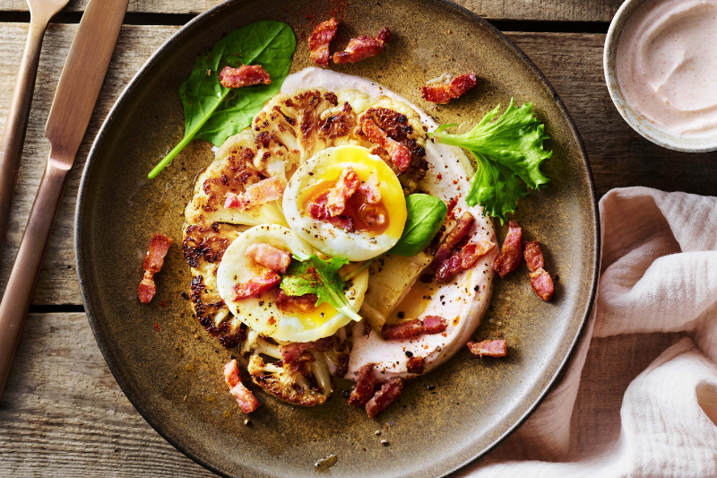 Chou-fleur rôti, yaourt grec au paprika fumé et à l’ail fumé, oeuf mollet et lardons fumés Herta®