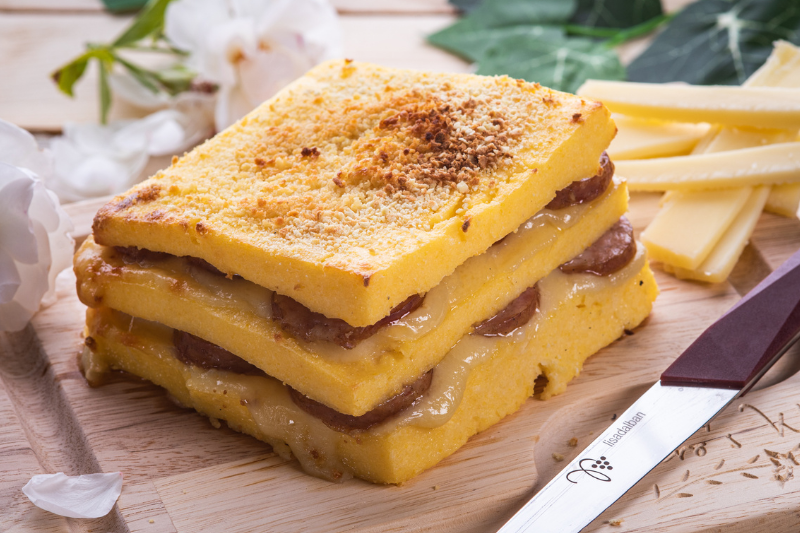 Croque-monsieur de polenta au Comté et saucisse de Montbéliard