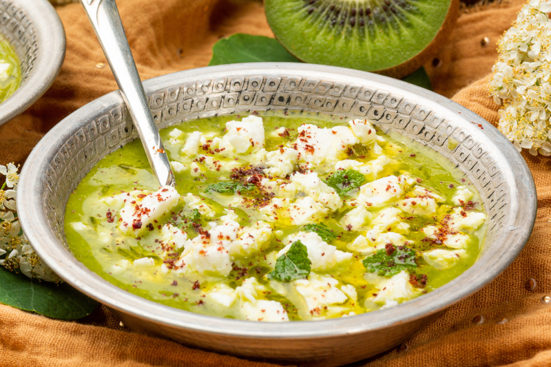 Gaspacho de kiwi, feta et menthe