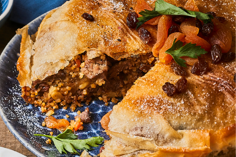 Pastilla d’agneau au boulgour, raisins secs et miel