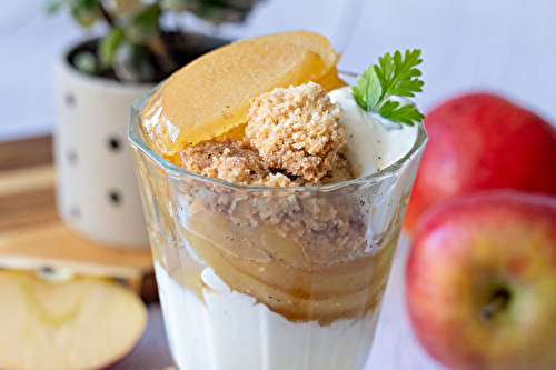 Verrines de pommes pochées à la vanille et crumble