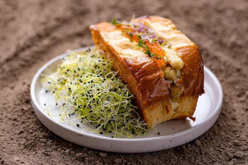 Asperge roll au crabe et aux œufs de truite