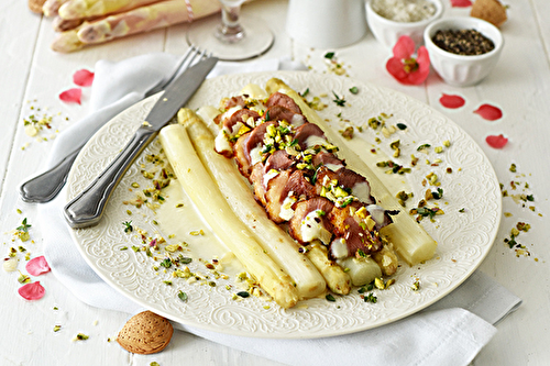 Asperges blanches et violettes au magret de canard saupoudré de pistaches et d’amandes