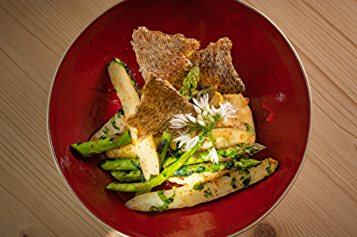 Asperges poêlées à l’ail des ours et brandade de truite au chèvre frais