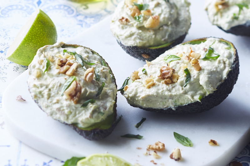 Avocat au thon, noix et fromage frais