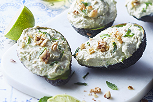 Avocat au thon, noix et fromage frais