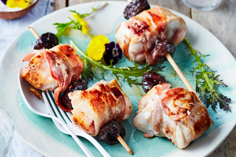 Brochettes de lapin au lard et aux pruneaux