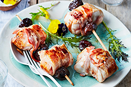 Brochettes de lapin au lard et aux pruneaux