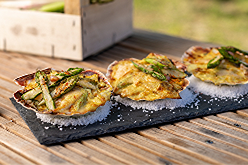 Coquilles Saint-Jacques gratinées aux asperges de France et Parmesan