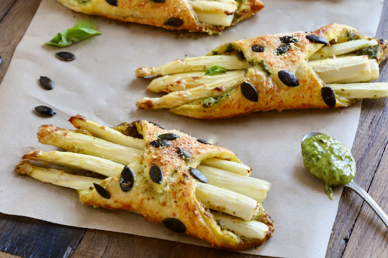 Feuilletés aux asperges françaises et au pesto de basilic