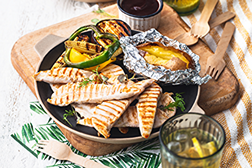 Filets de poulet fermier d’Auvergne grillés, légumes et grosse pomme de terre, sauce barbecue au Vegemite