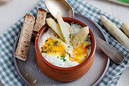 Oeufs cocotte aux asperges blanches de France