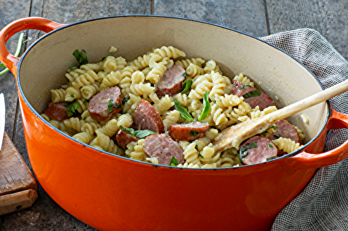 One pot pasta au beurre Charentes-Poitou AOP, saucisse fumée, ail, basilic et Parmesan