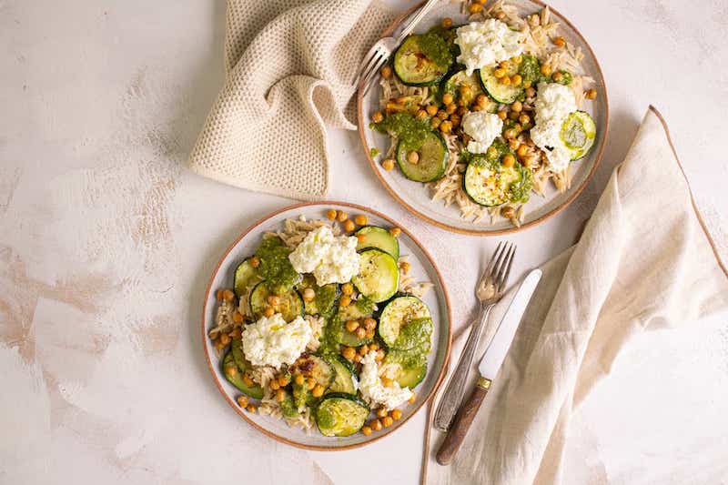 Orzo aux courgettes, pesto & crème de feta