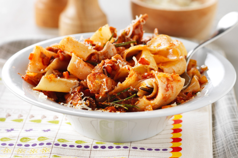 Pappardelle à la sauce tomate au lapin et romarin