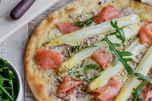 Pizza aux asperges blanches de France, crème fraîche, saumon fumé et roquette